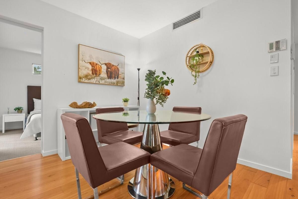 Bulimba Apartment - Ferry Access - Near Oxford St - Sleeps 8 - Baby & Work Ready Apartment *