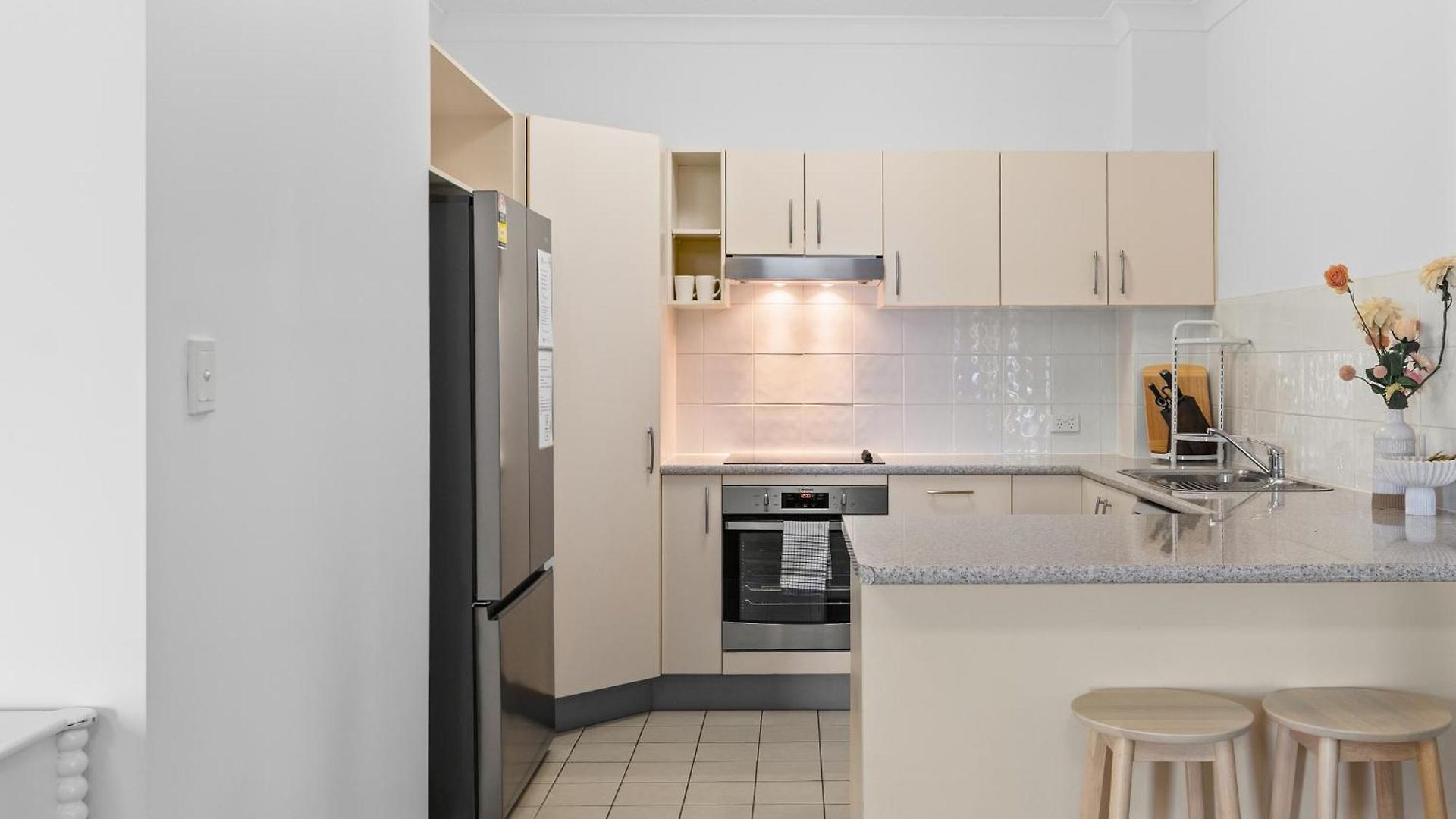 2br 2ba Indooroopilly-walk To Shops & Bus Apartment
