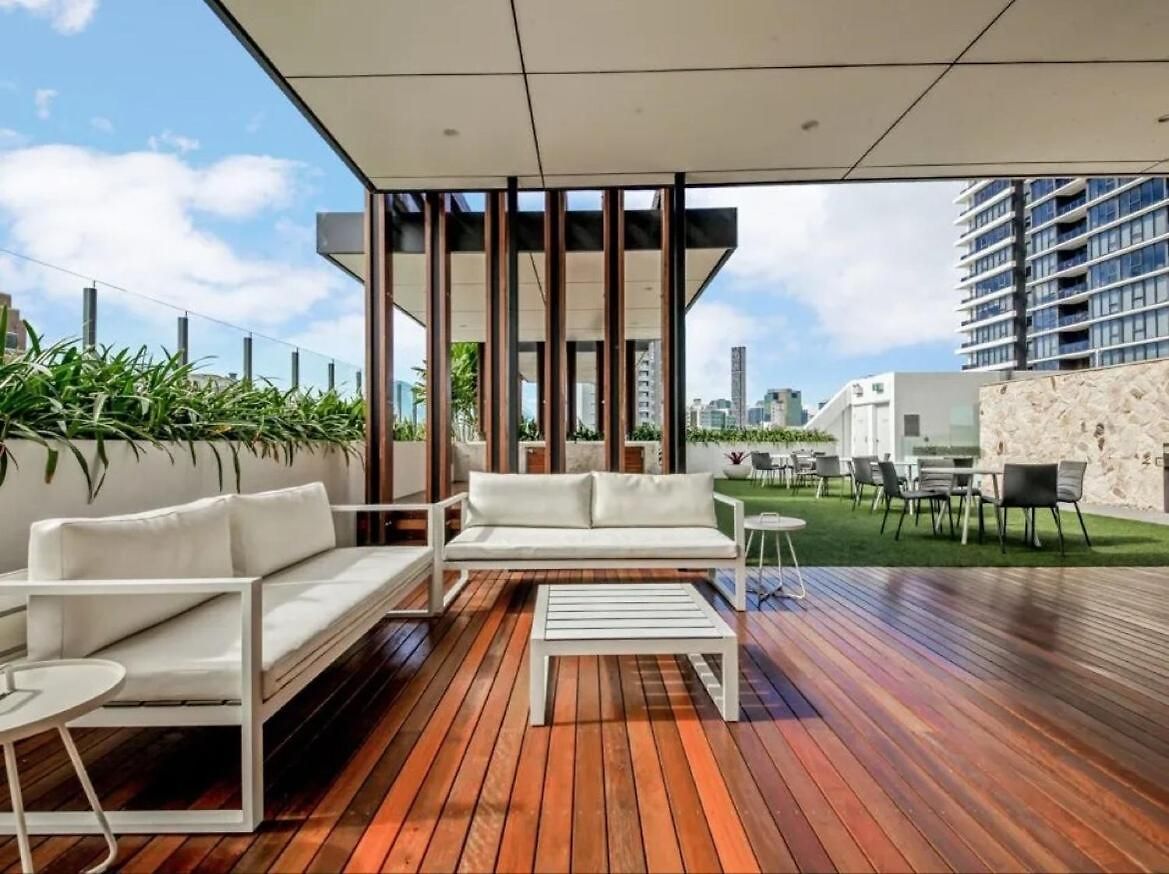 Apartment Modern Living With Secure Parking!