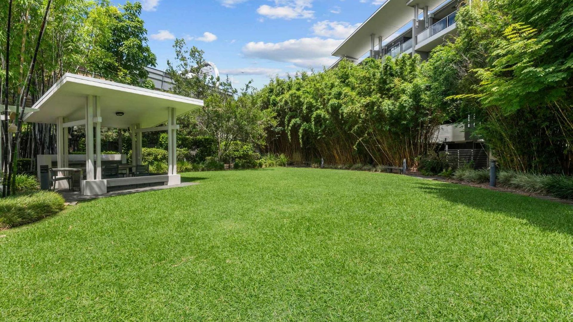 Apartment The Mews Bowen Hills - Spacious 3-bedroom With Pool & Parking