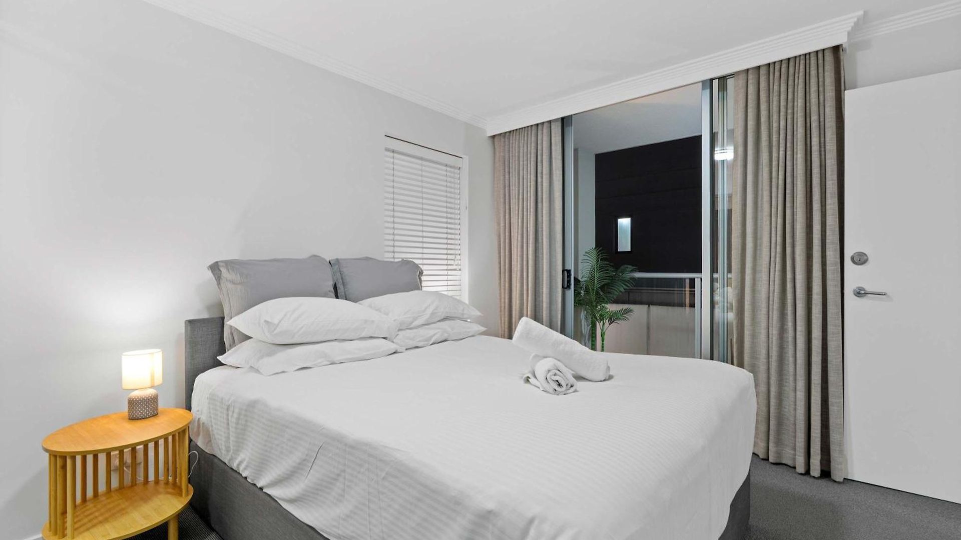 Apartment Stylish 2 Bed 2 Bath Balcony Parking Pool & Gym Brisbane