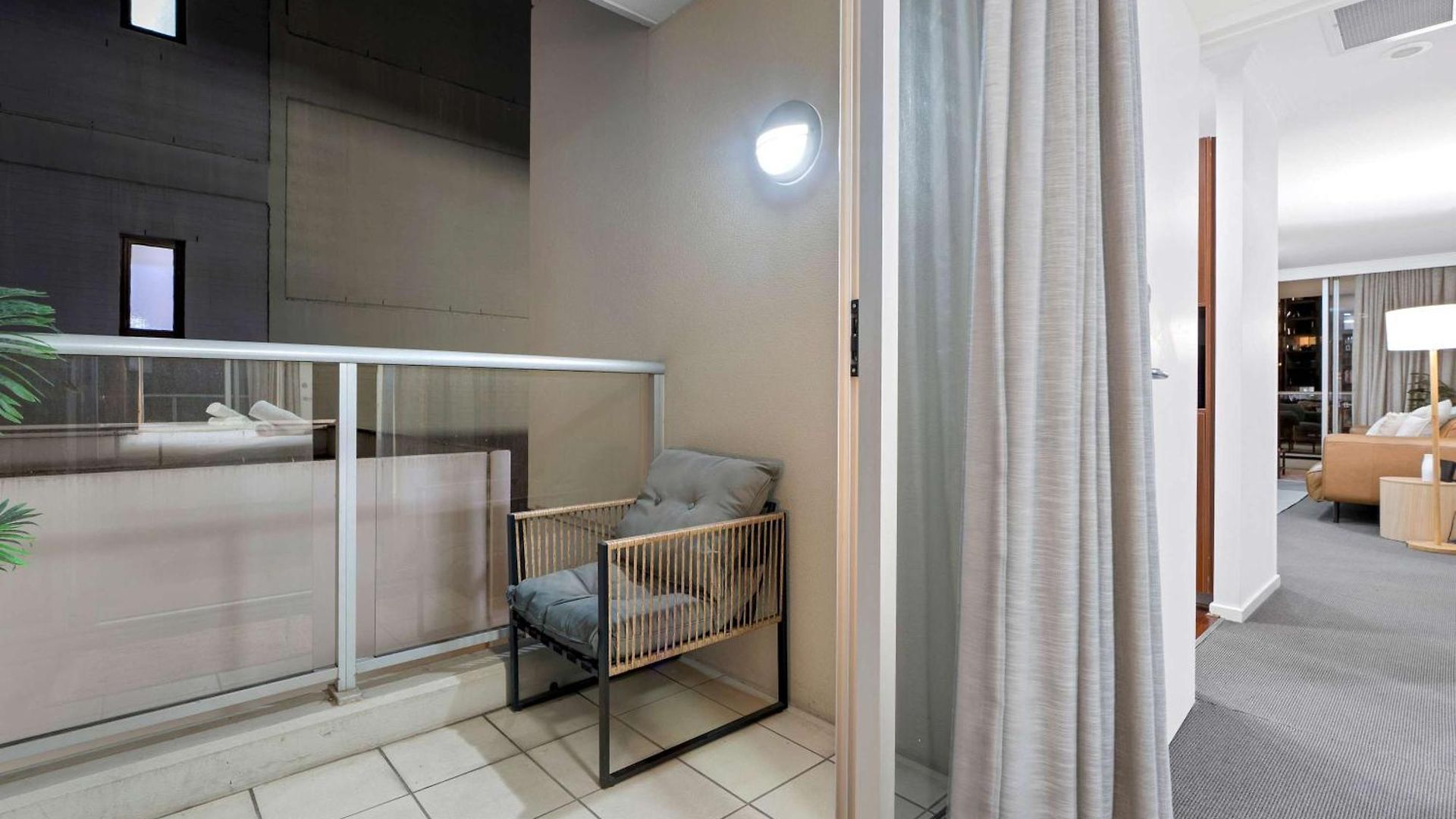 Apartment Stylish 2 Bed 2 Bath Balcony Parking Pool & Gym Brisbane