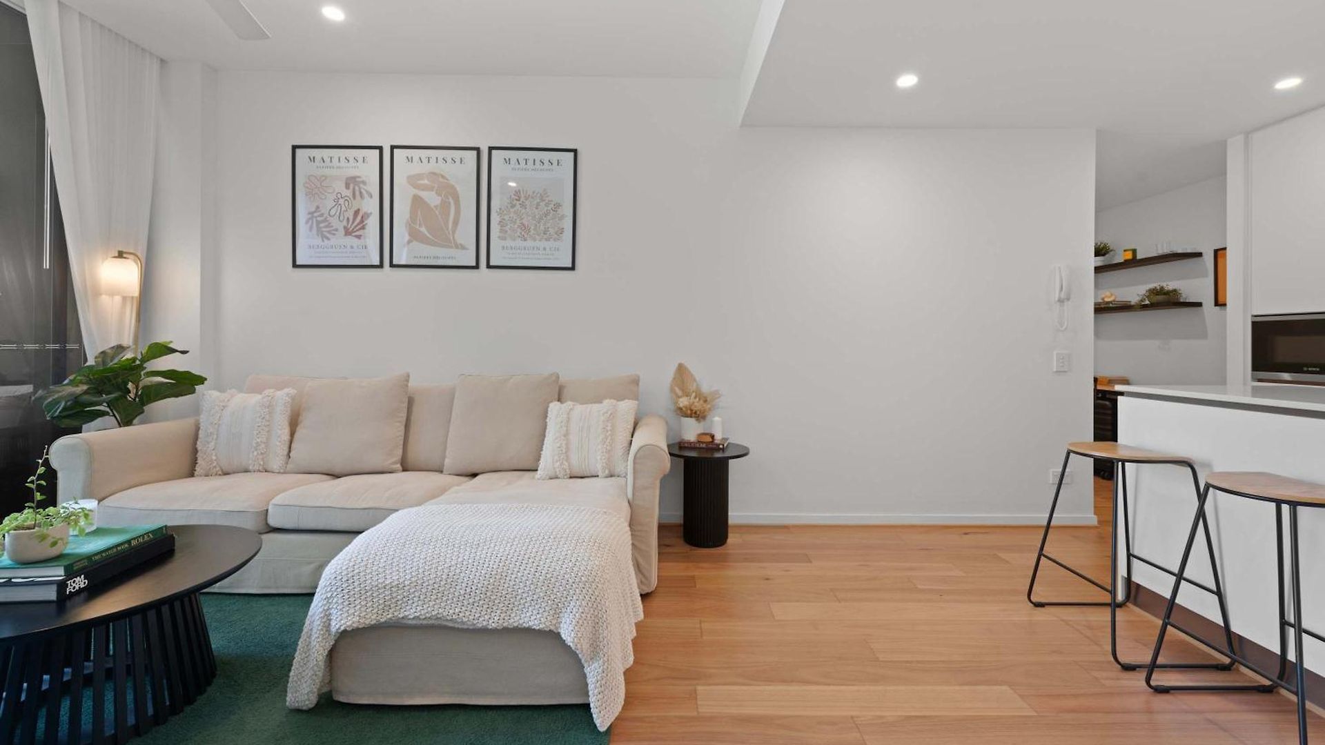 Luxury 2 Bed 2 Bath Parking Pool Gym & Sauna Brisbane