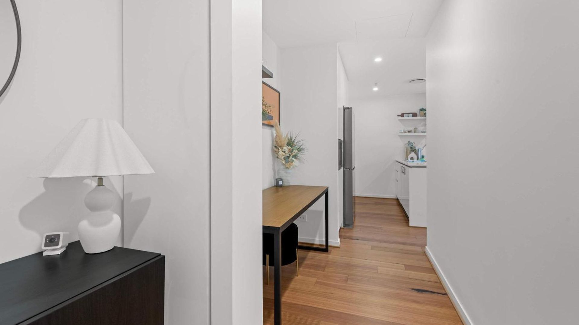 Luxury 2 Bed 2 Bath Parking Pool Gym & Sauna Apartment *