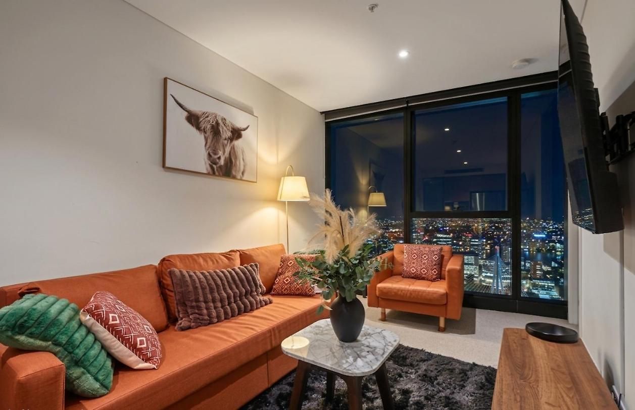 Level 43 Water Views - 2br - Sleeps 6 & Baby Apartment *