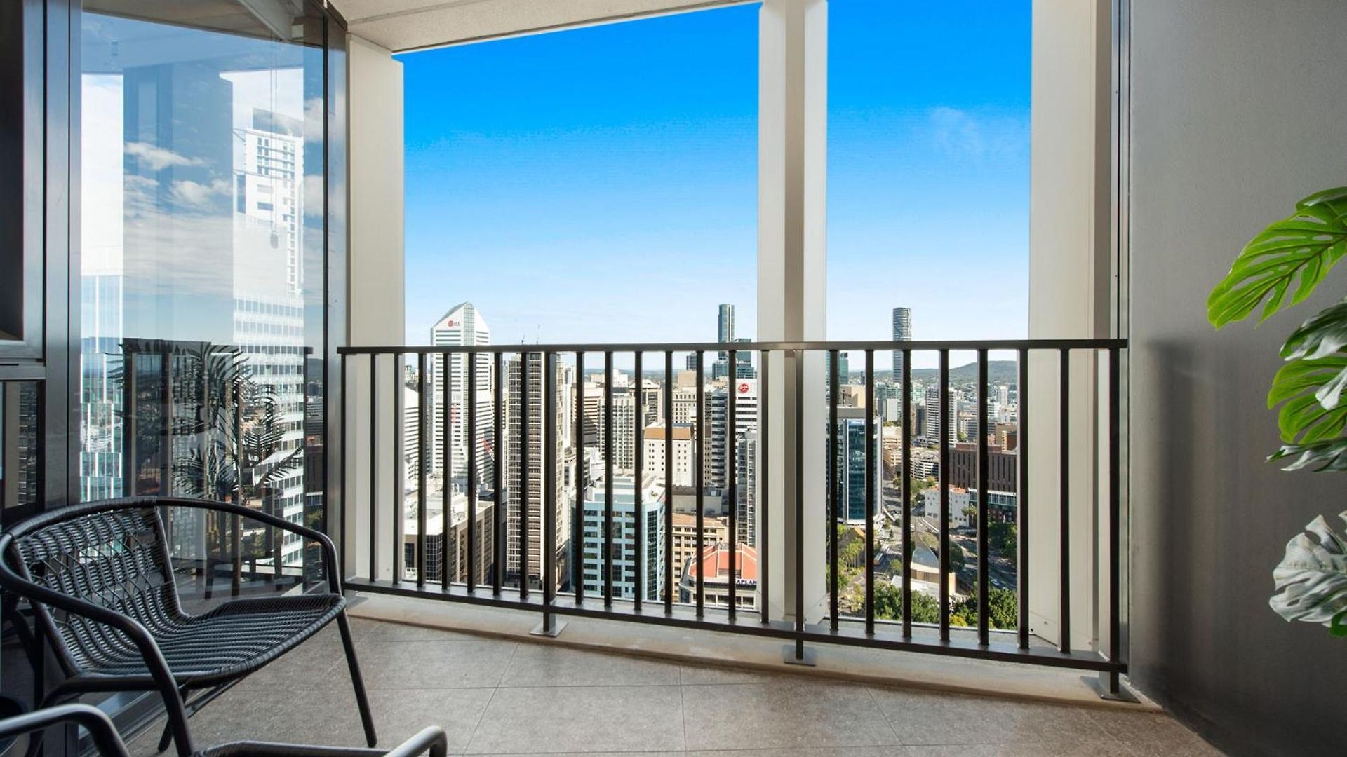 Apartment Inspired Serenity With River Views, Fast Wifi, Carpark, Gym, Rooftop Pool *