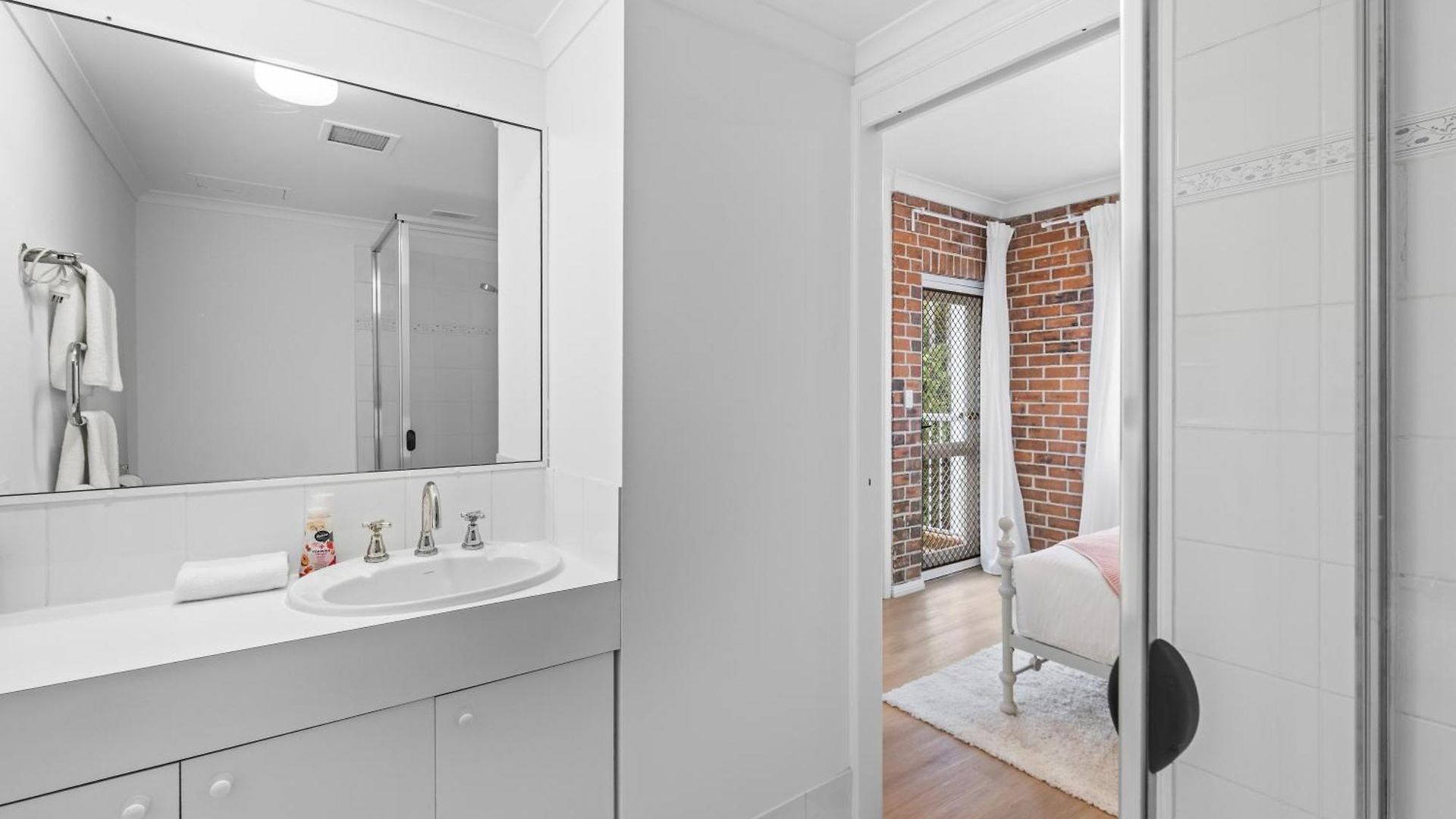 2br 2ba Indooroopilly-walk To Shops & Bus