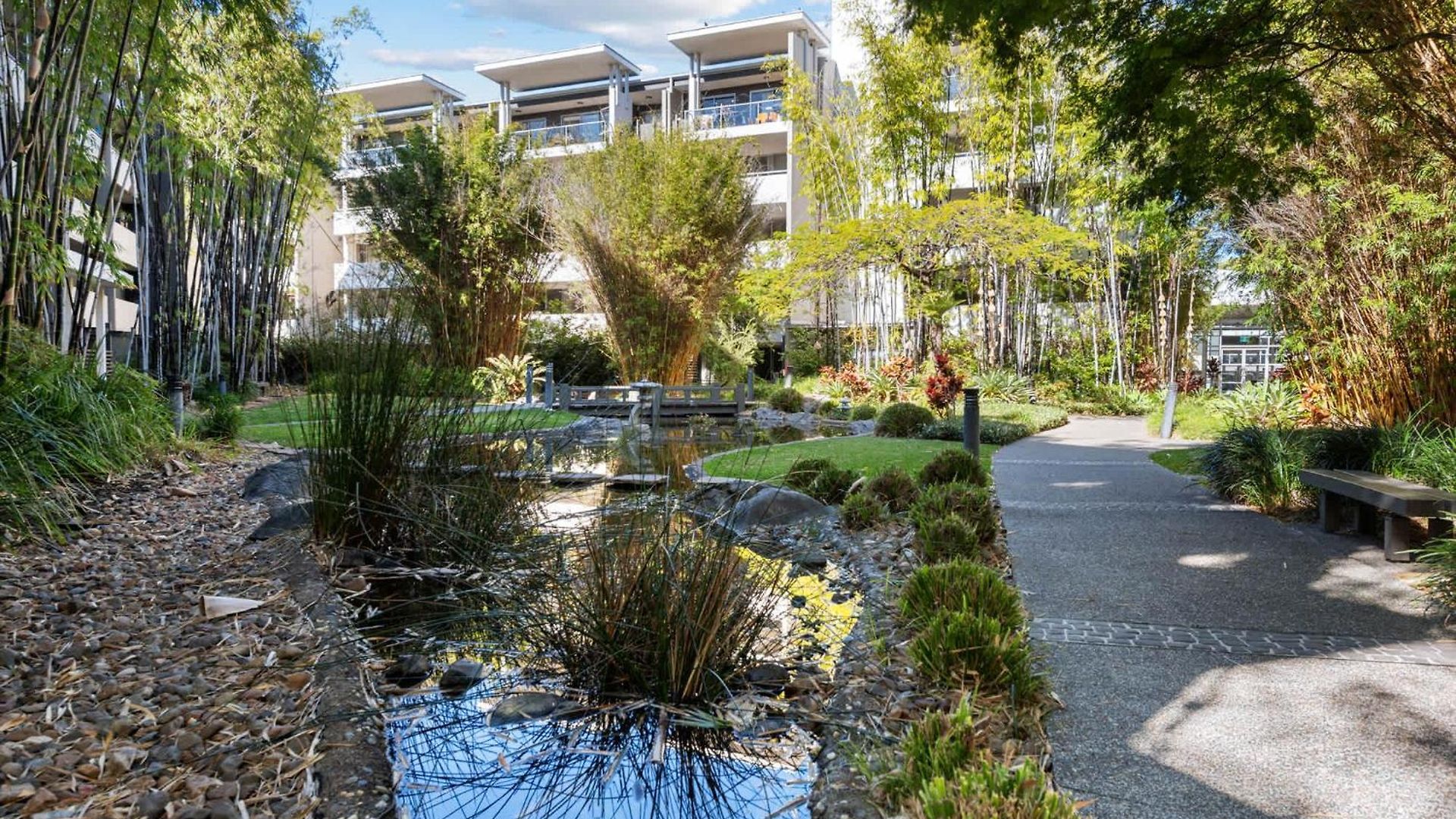 The Mews Bowen Hills - Spacious 3-bedroom With Pool & Parking Apartment *