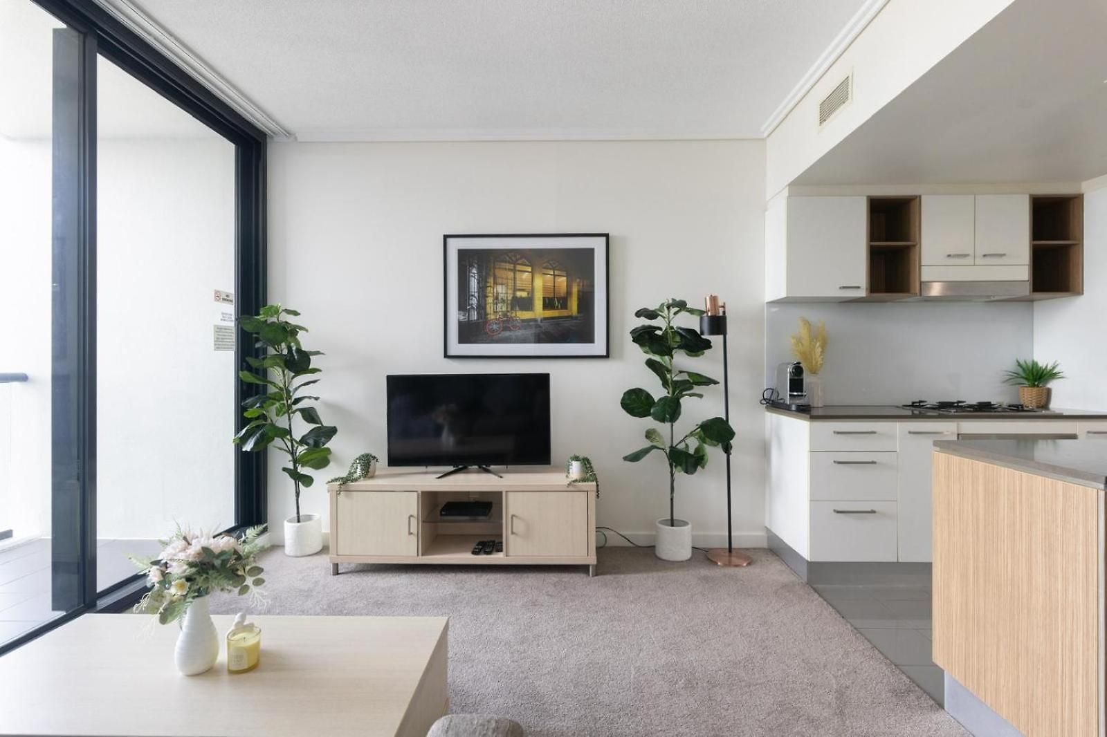 Chic 1br Retreat Heart Of Pool&gym Views Apartment