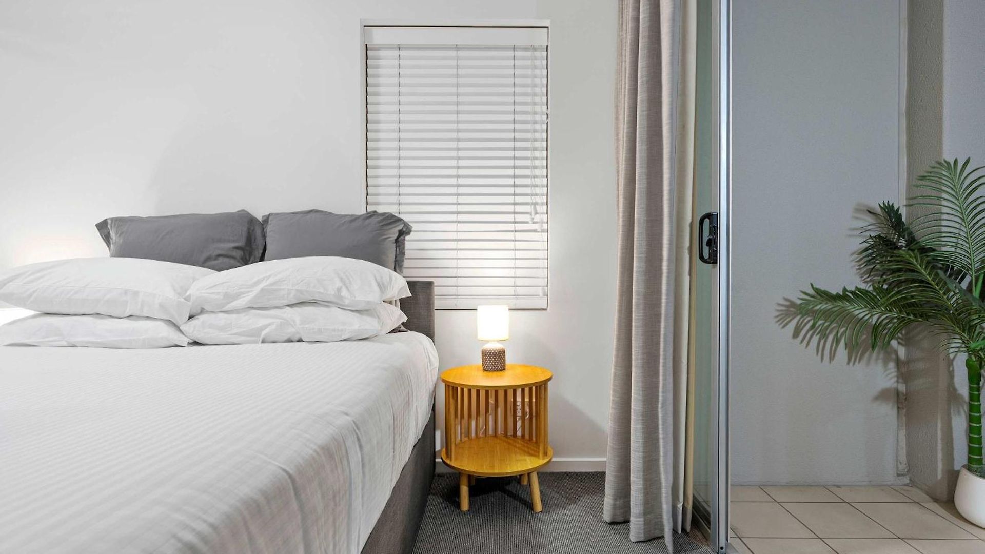 Stylish 2 Bed 2 Bath Balcony Parking Pool & Gym Apartment