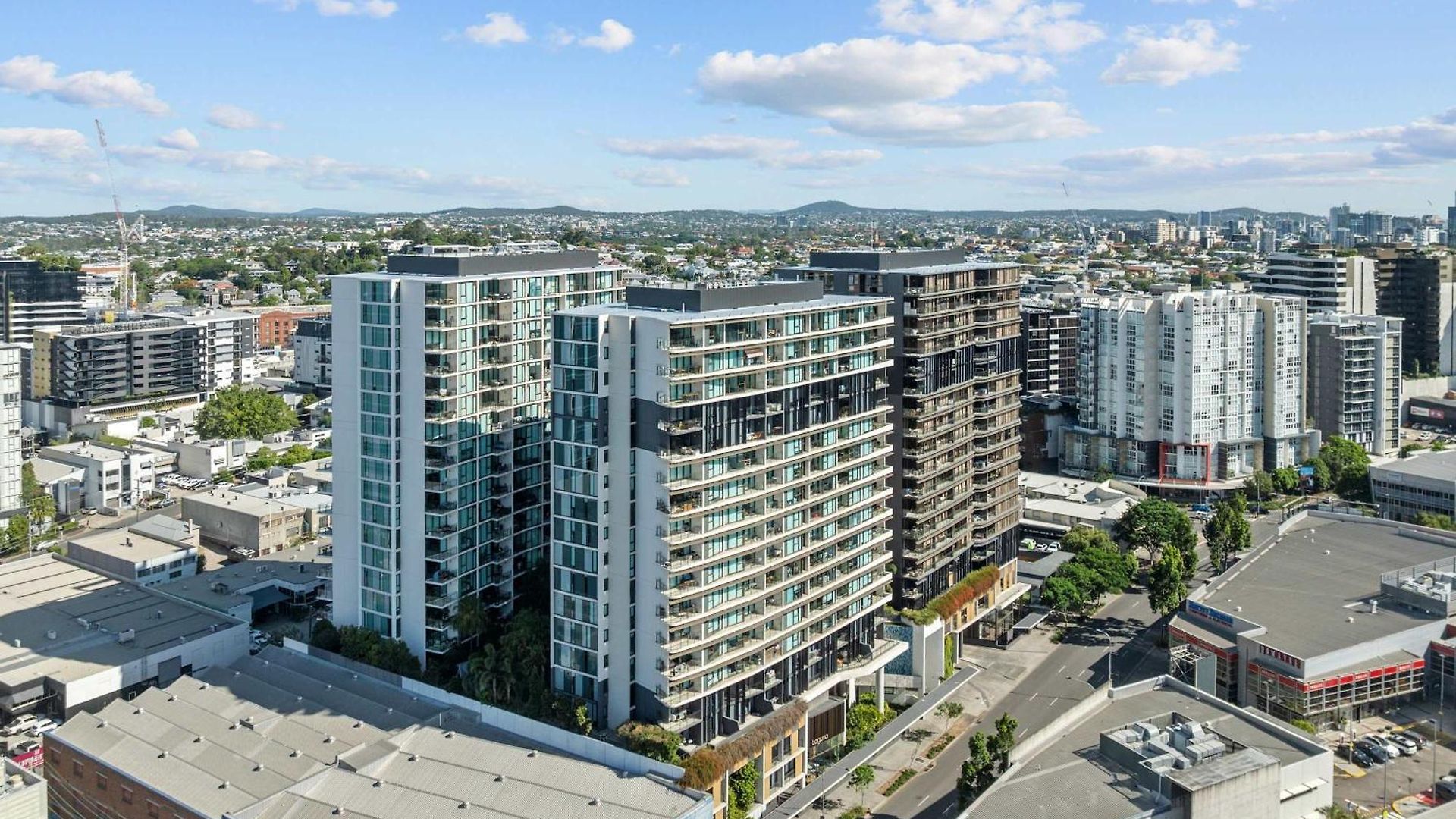 Luxury 2 Bed 2 Bath Parking Pool Gym & Sauna Apartment *