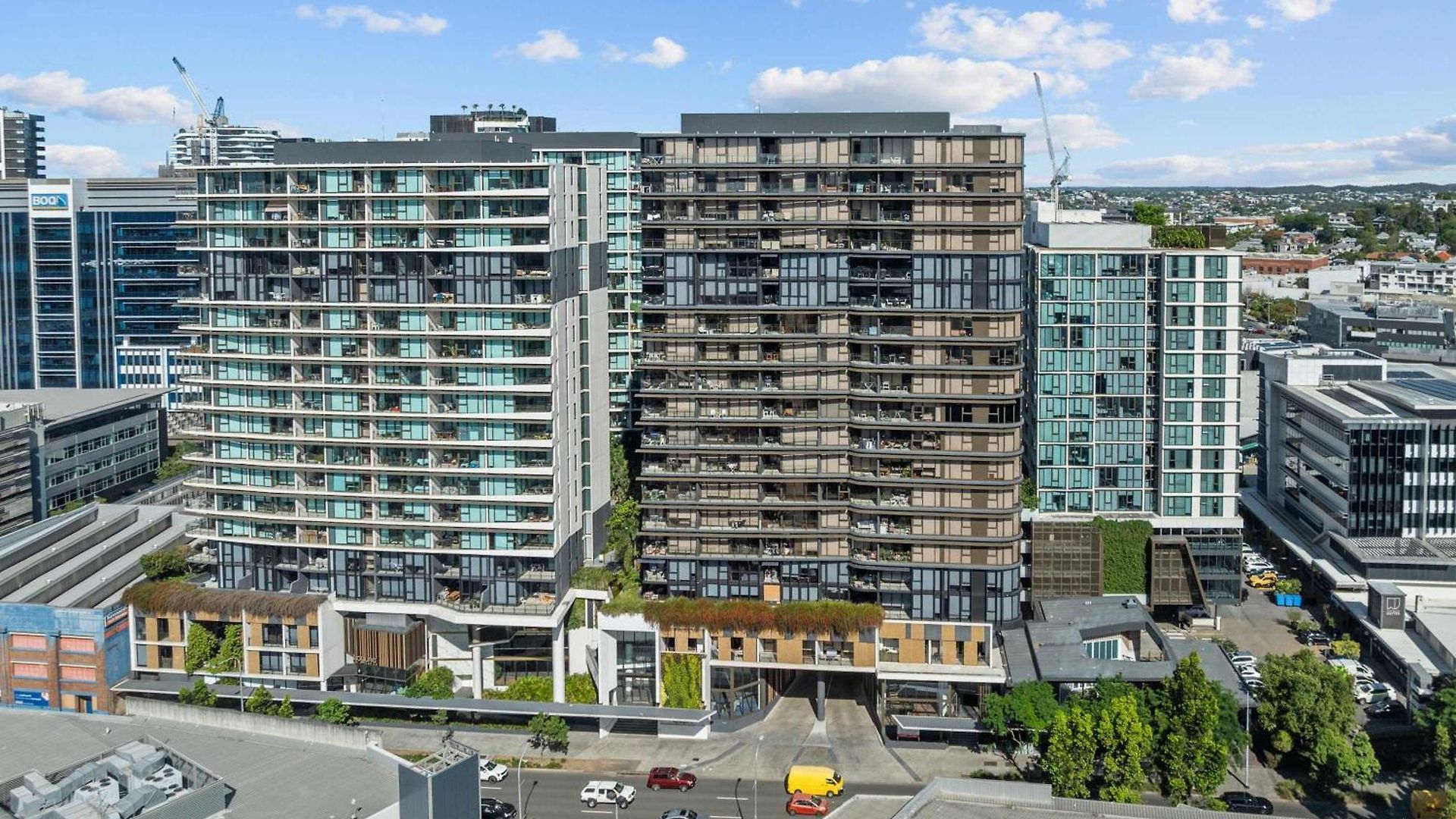 Luxury 2 Bed 2 Bath Parking Pool Gym & Sauna Apartment *