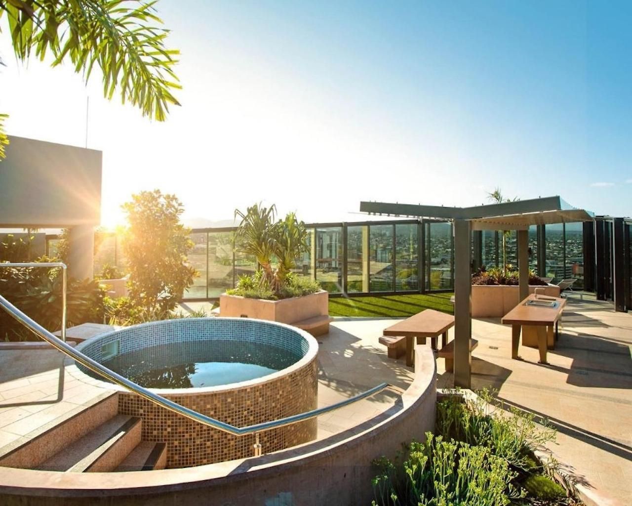Modern Vibrant - 1 Bedroom Pool Gym Sauna