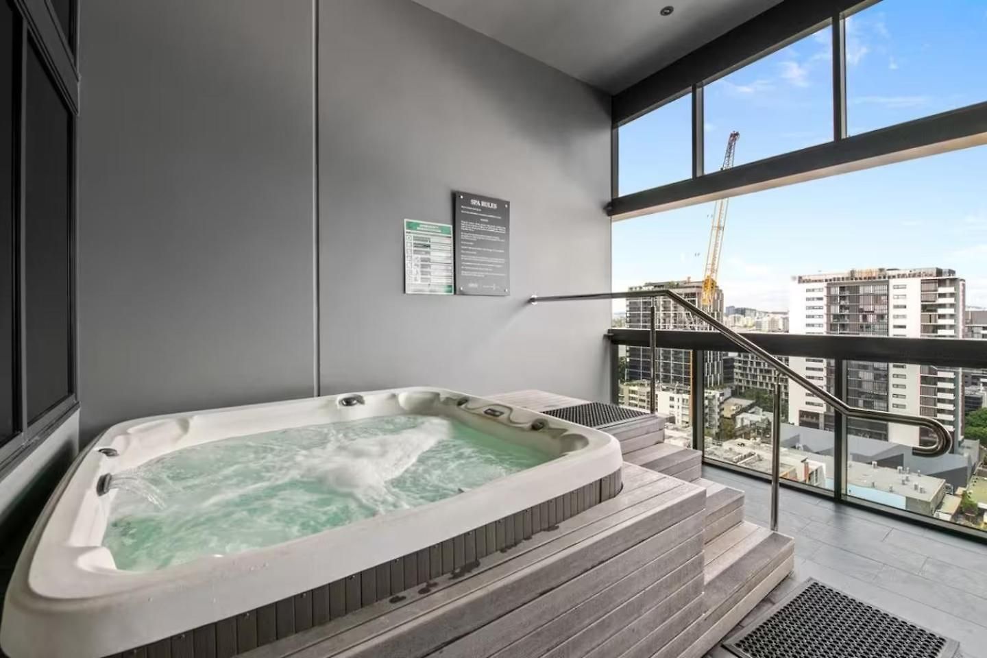 Stunning River & Mountain Views With 2br, Pool & Gym
