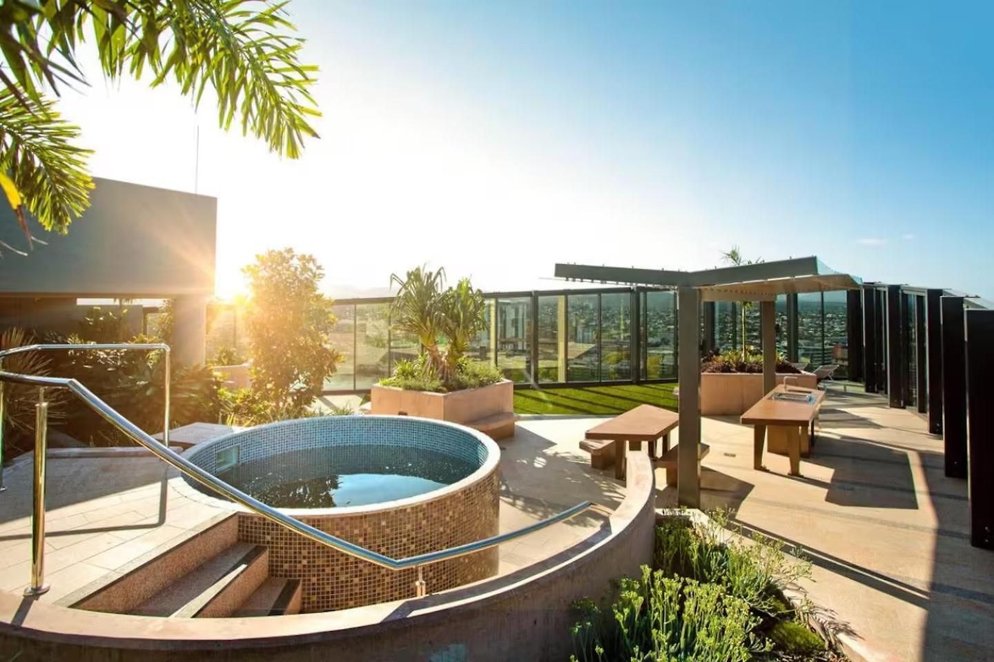 Apartment Stunning River & Mountain Views With 2br, Pool & Gym
