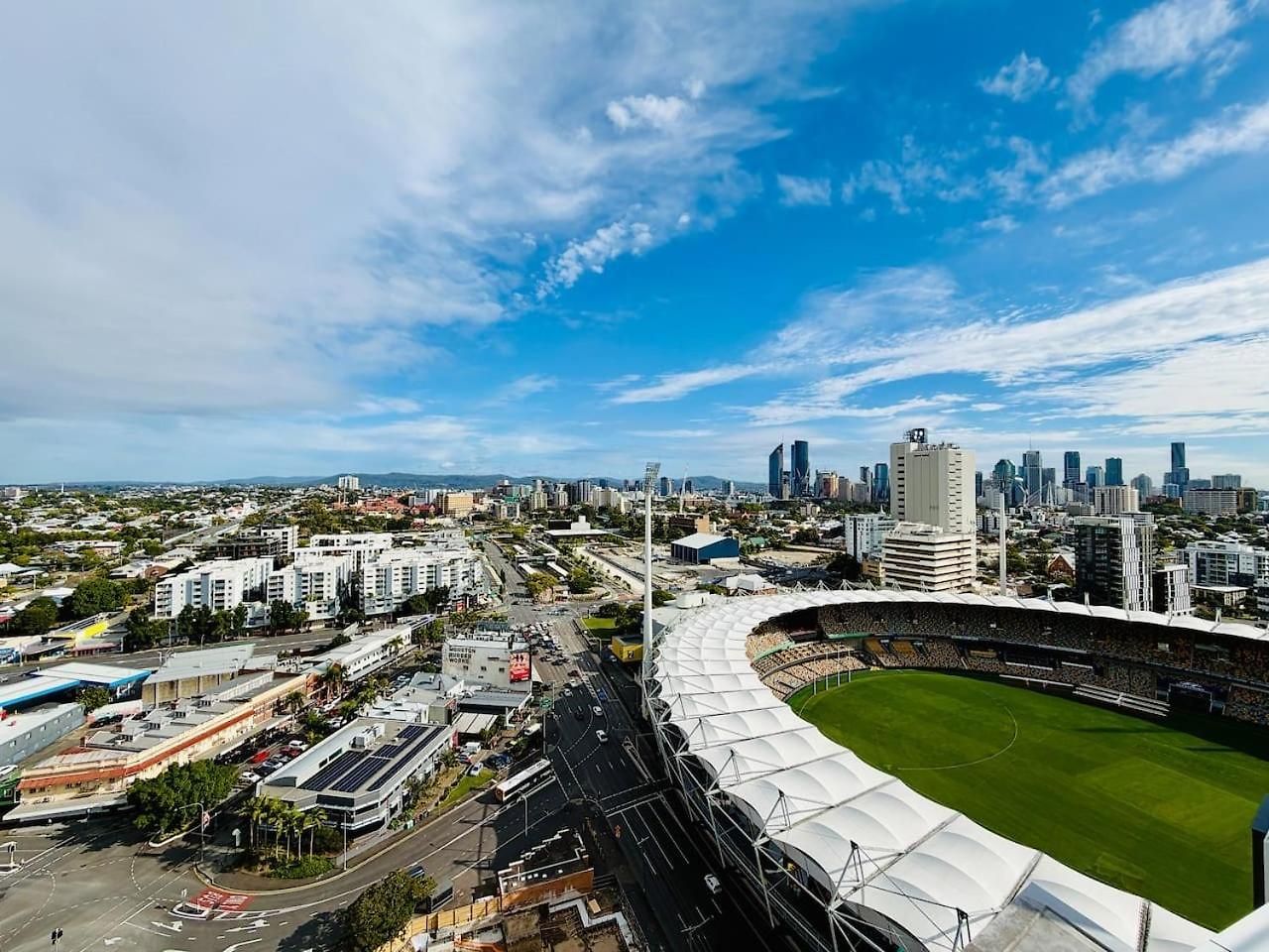 Walk To The Gabba With Rooftop Pool & Secure Carpark With Beautiful Views