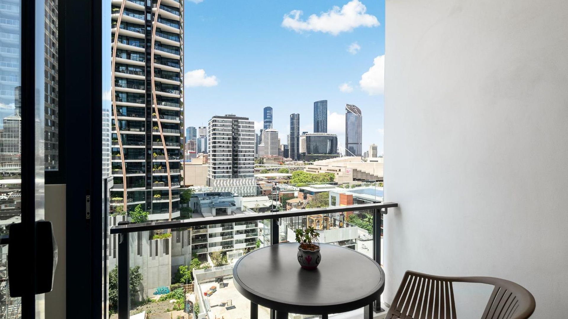 Apartment Convenient To Urban Living By Private Host