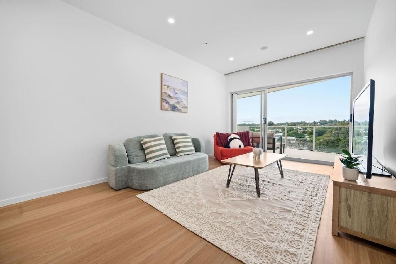 Apartment Across From Train And Bus Station Pool Gym And View *