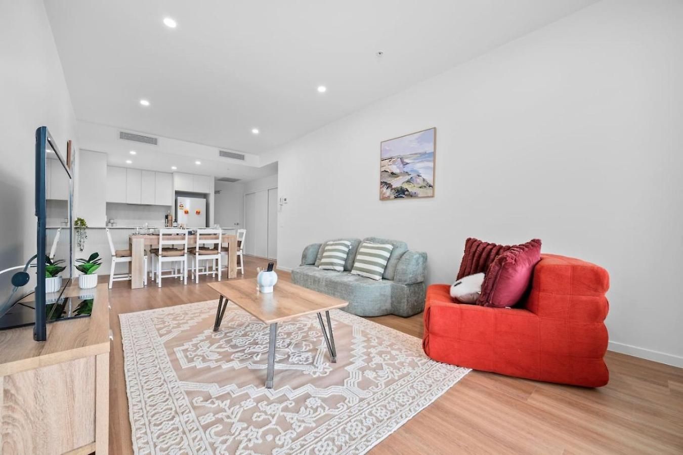 Across From Train And Bus Station Pool Gym And View Apartment *