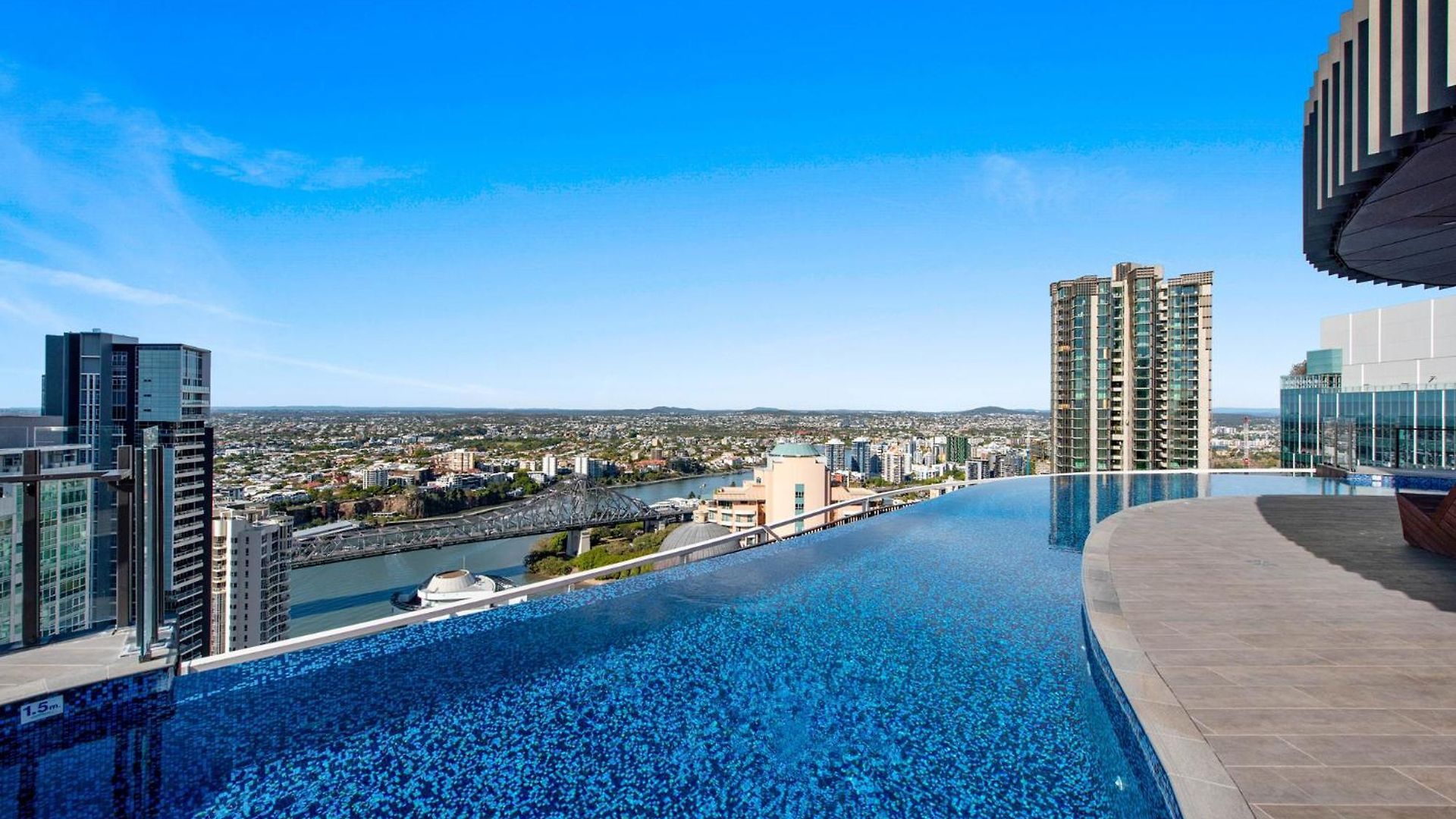 Apartment Inspired Serenity With River Views, Fast Wifi, Carpark, Gym, Rooftop Pool