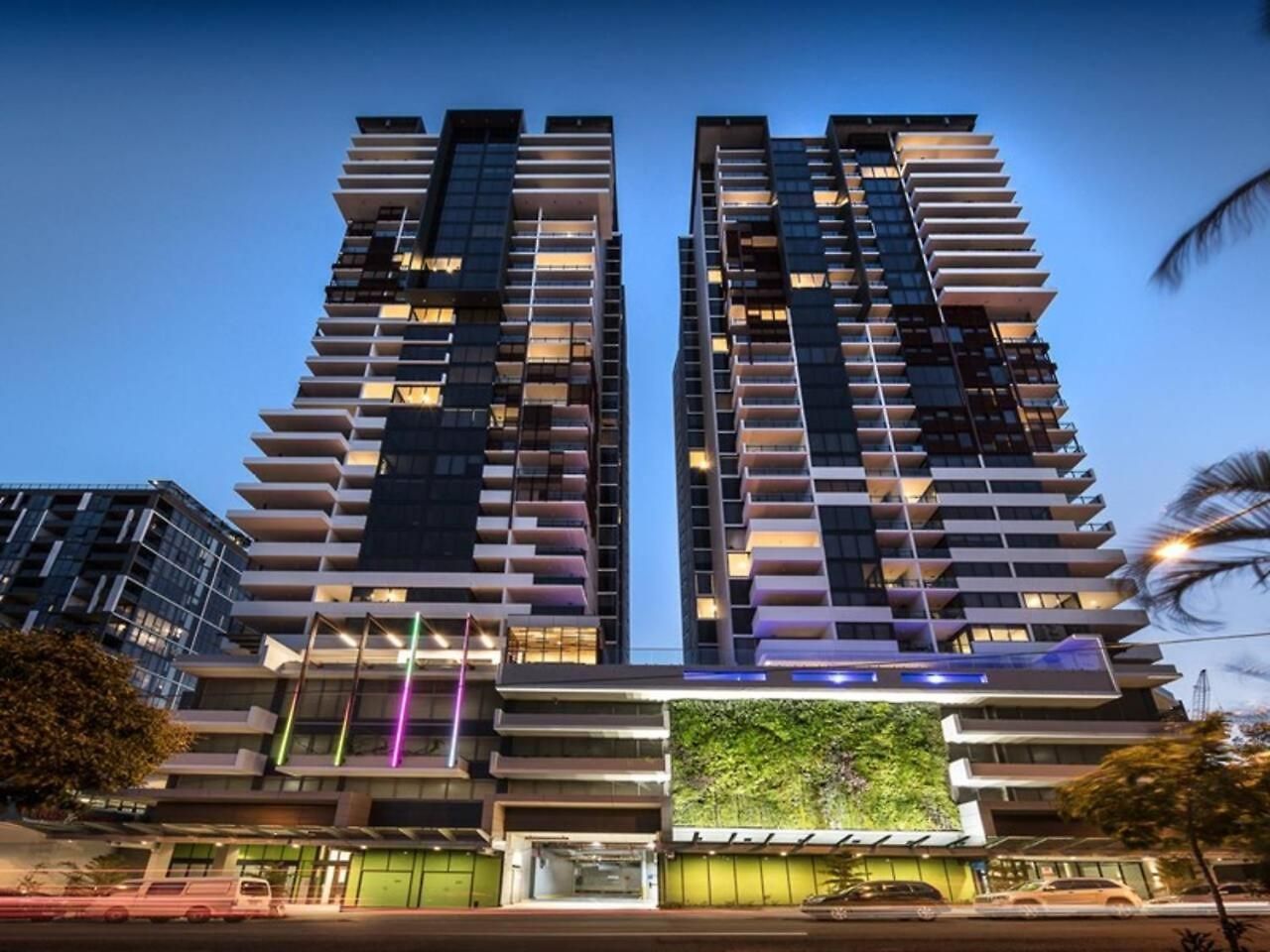 Apartment Urban Escape: Great Location W/ Cityscape *