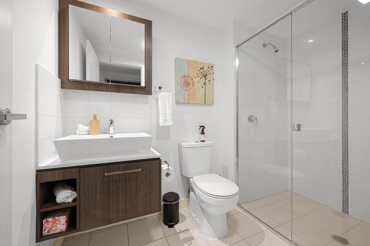 Apartment Bulimba Apartment - Ferry Access - Near Oxford St - Sleeps 8 - Baby & Work Ready Brisbane