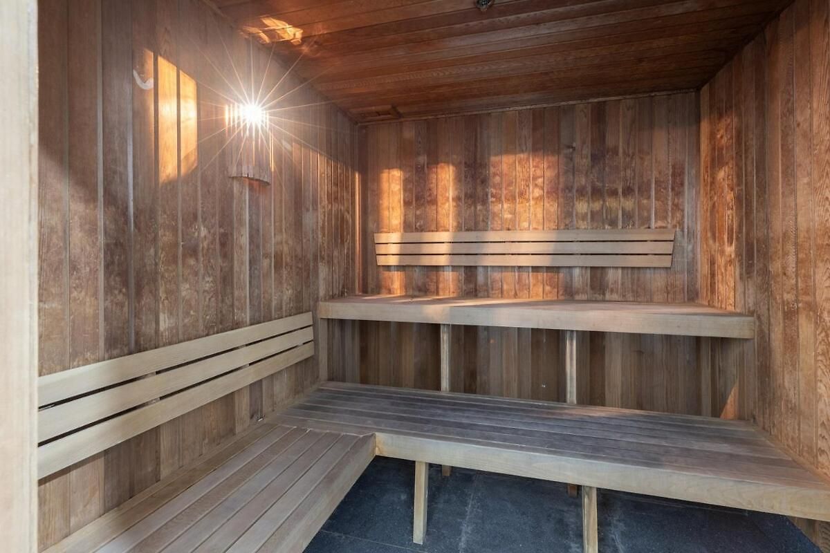 Apartment Skyline Elegance 2bdr Pool Gym Sauna Parking