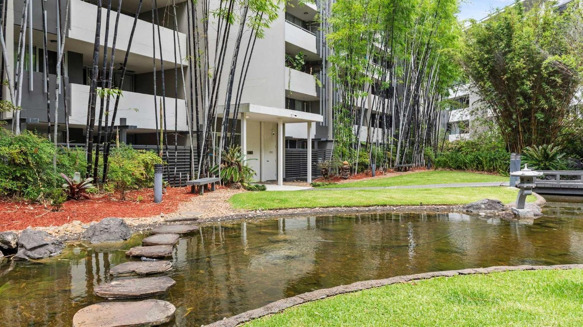 The Mews Bowen Hills - Spacious 3-bedroom With Pool & Parking