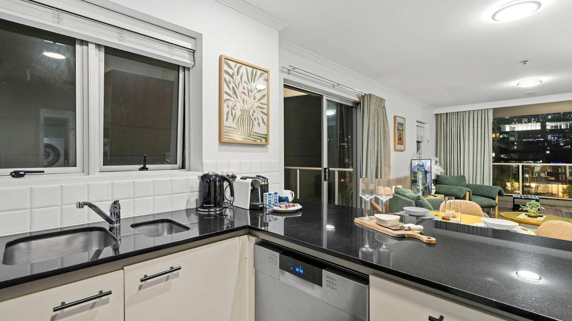 Stylish 2 Bed 2 Bath Balcony Parking Pool & Gym