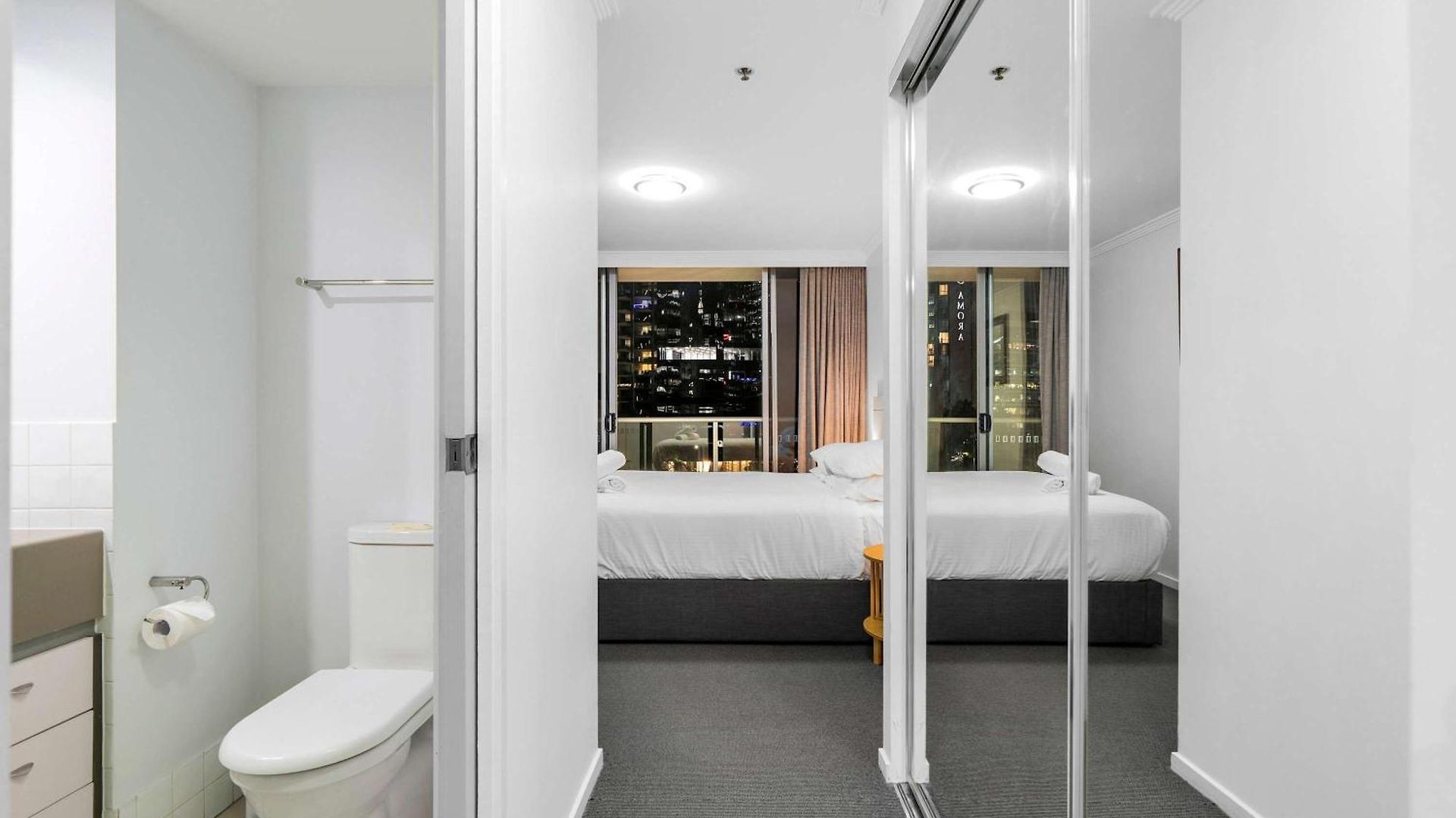 Stylish 2 Bed 2 Bath Balcony Parking Pool & Gym * Brisbane