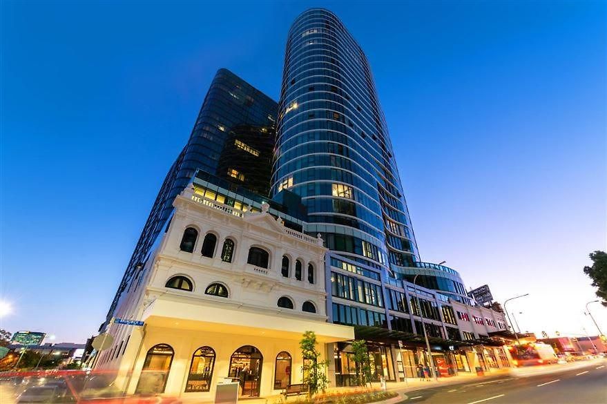 Rooftop Infinity Pool Heated Pool, Gym, Free Parking & Apartment