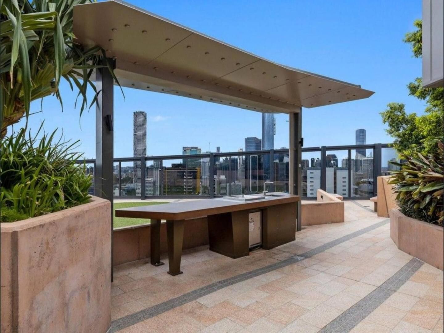 Stunning River & Mountain Views With 2br, Pool & Gym Brisbane