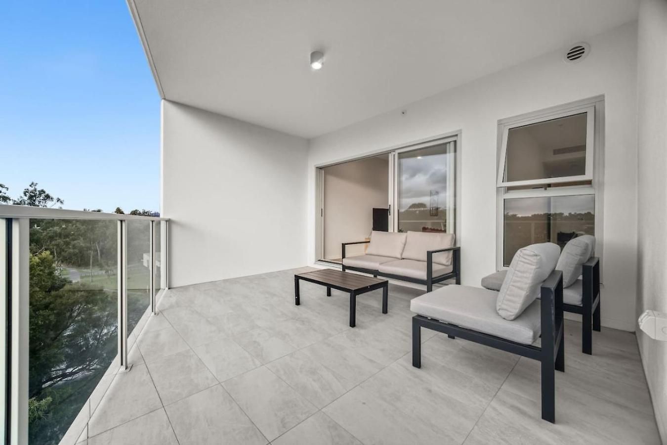 Across From Train And Bus Station Pool Gym And View Apartment Brisbane
