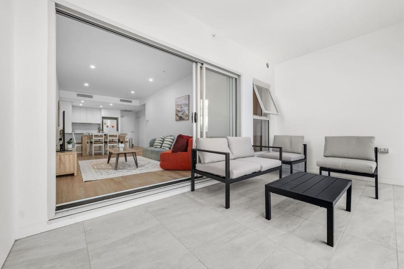 Apartment Across From Train And Bus Station Pool Gym And View Brisbane