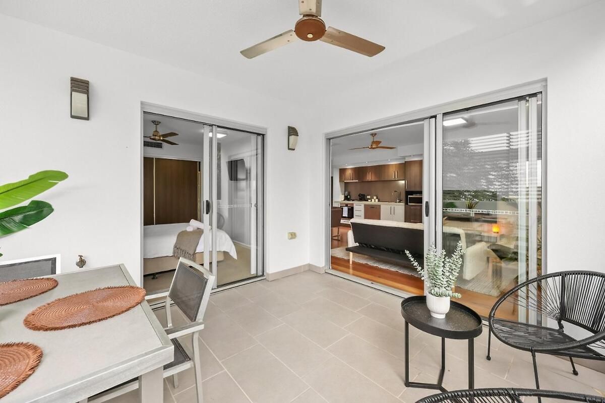 Apartment Bulimba Apartment - Ferry Access - Near Oxford St - Sleeps 8 - Baby & Work Ready Brisbane