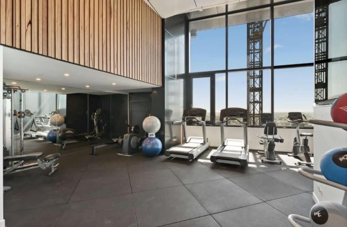 Sky Tower Luxe Retreat Pool & Gym *