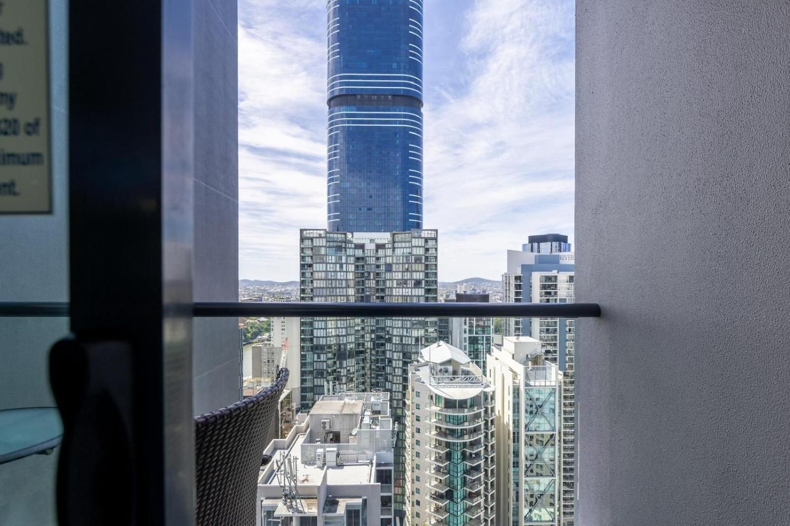 Chic 1br Retreat Heart Of Pool&gym Views Brisbane