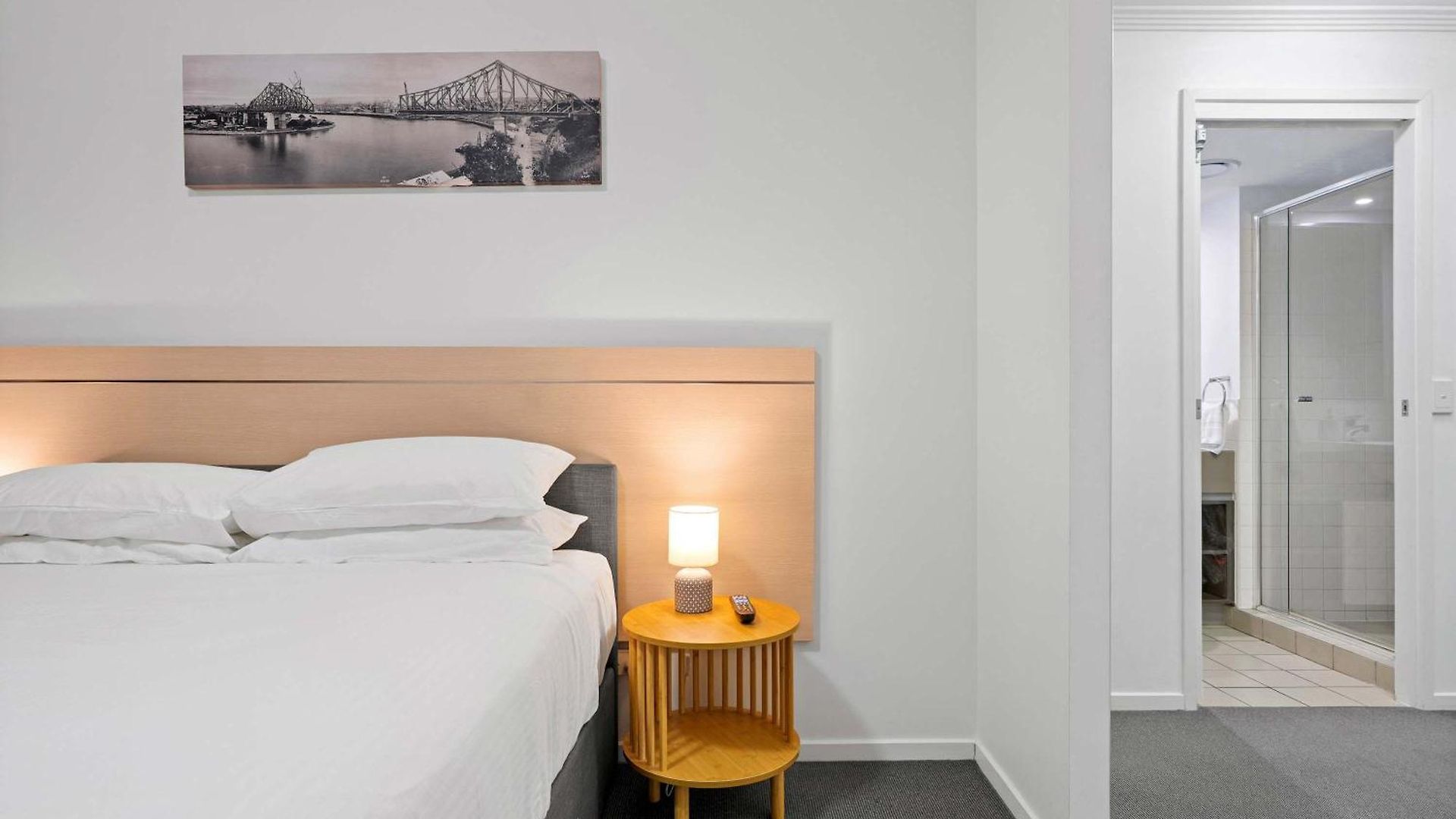 Stylish 2 Bed 2 Bath Balcony Parking Pool & Gym Apartment *