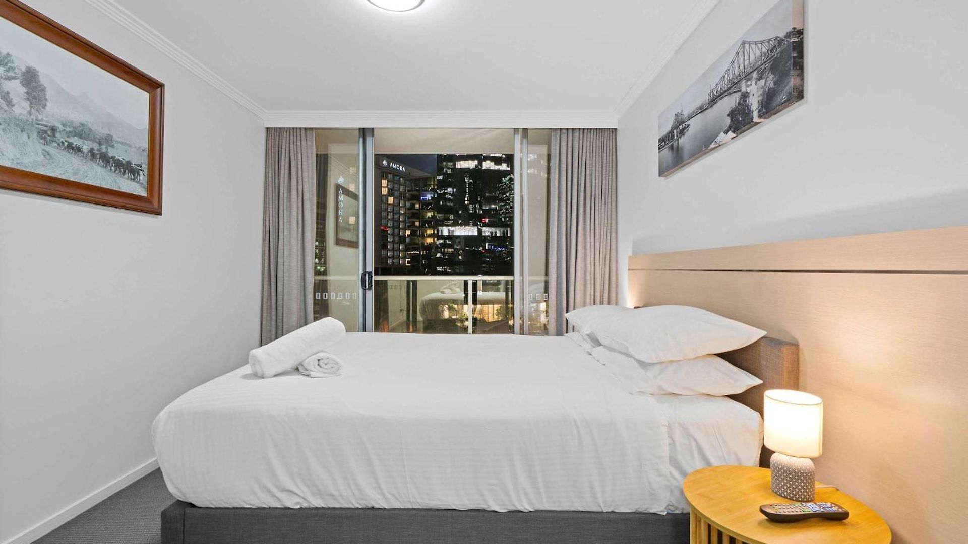 Apartment Stylish 2 Bed 2 Bath Balcony Parking Pool & Gym *