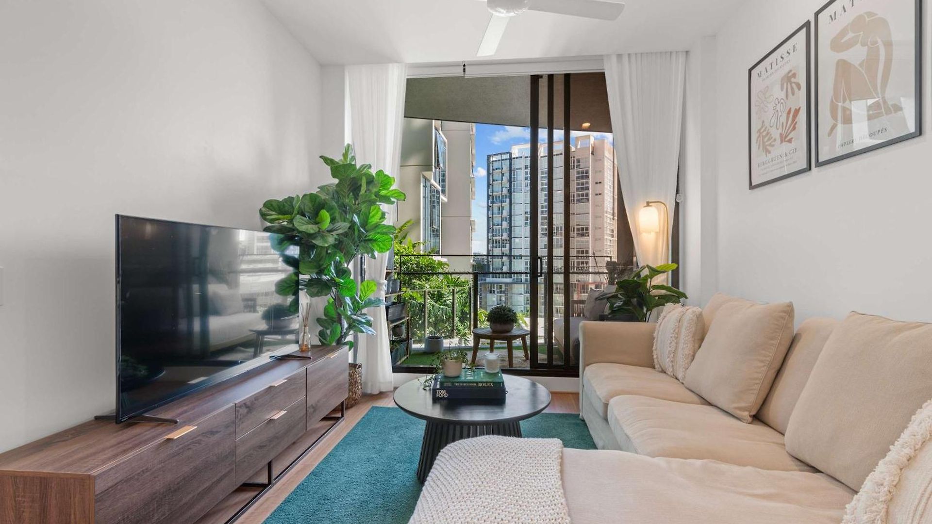 Luxury 2 Bed 2 Bath Parking Pool Gym & Sauna Brisbane