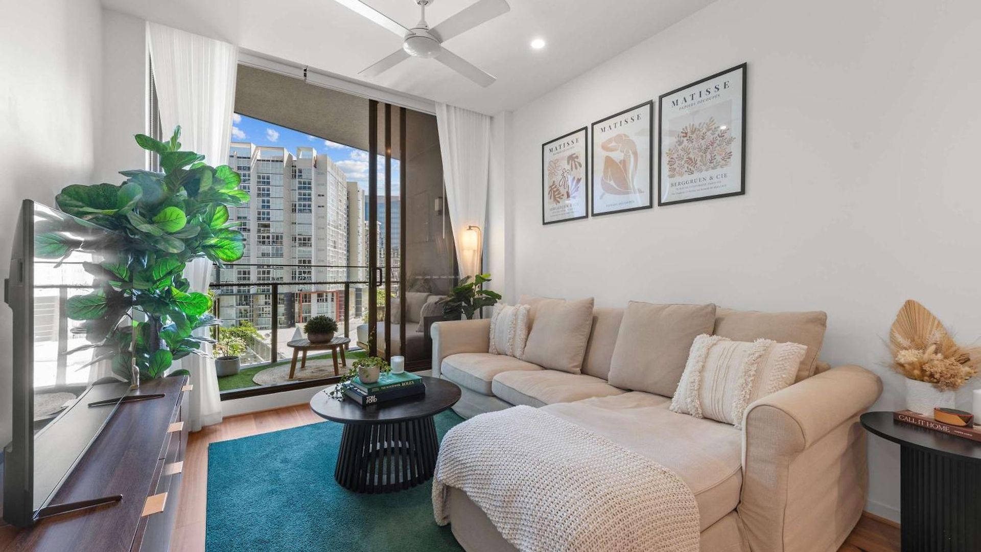 Apartment Luxury 2 Bed 2 Bath Parking Pool Gym & Sauna Brisbane