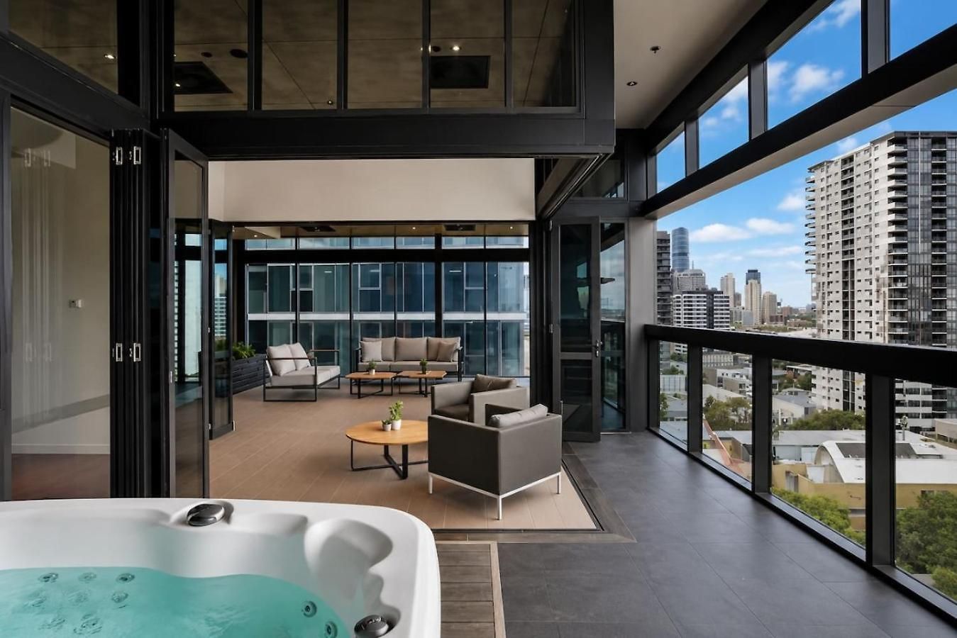 Level 22 Skyline Views With Sauna, Gym, Pool And Free Parking Brisbane