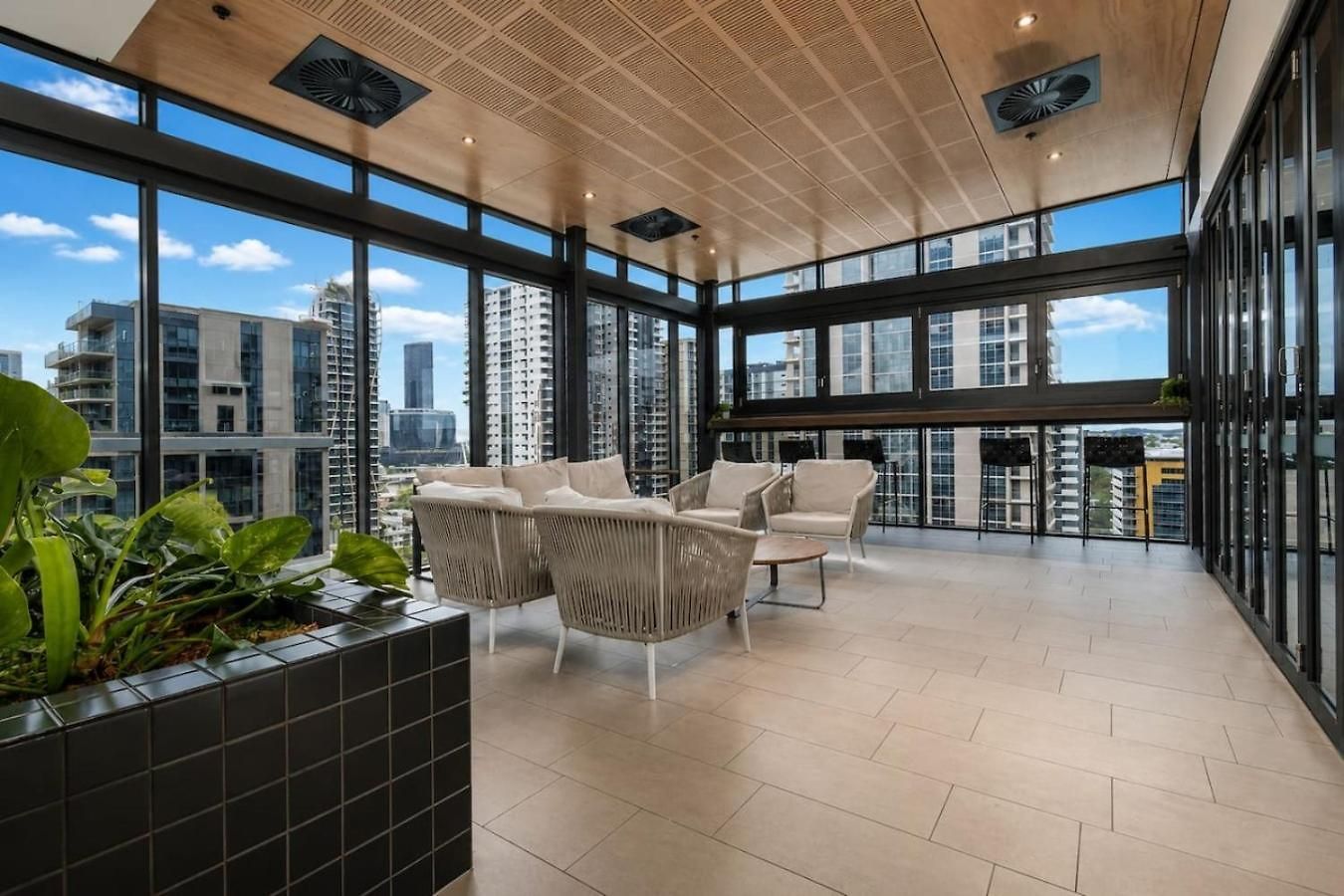 Apartment Level 22 Skyline Views With Sauna, Gym, Pool And Free Parking