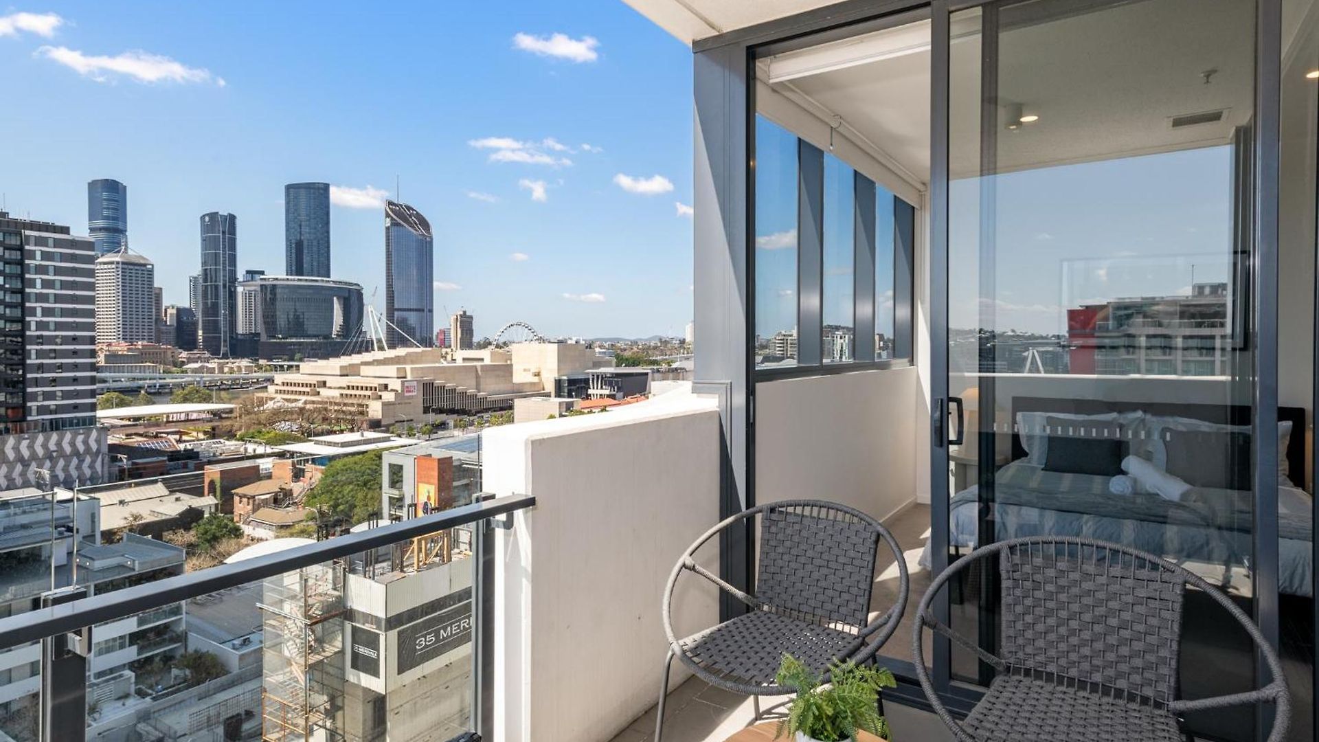 Convenient To Urban Living By Private Host Apartment *