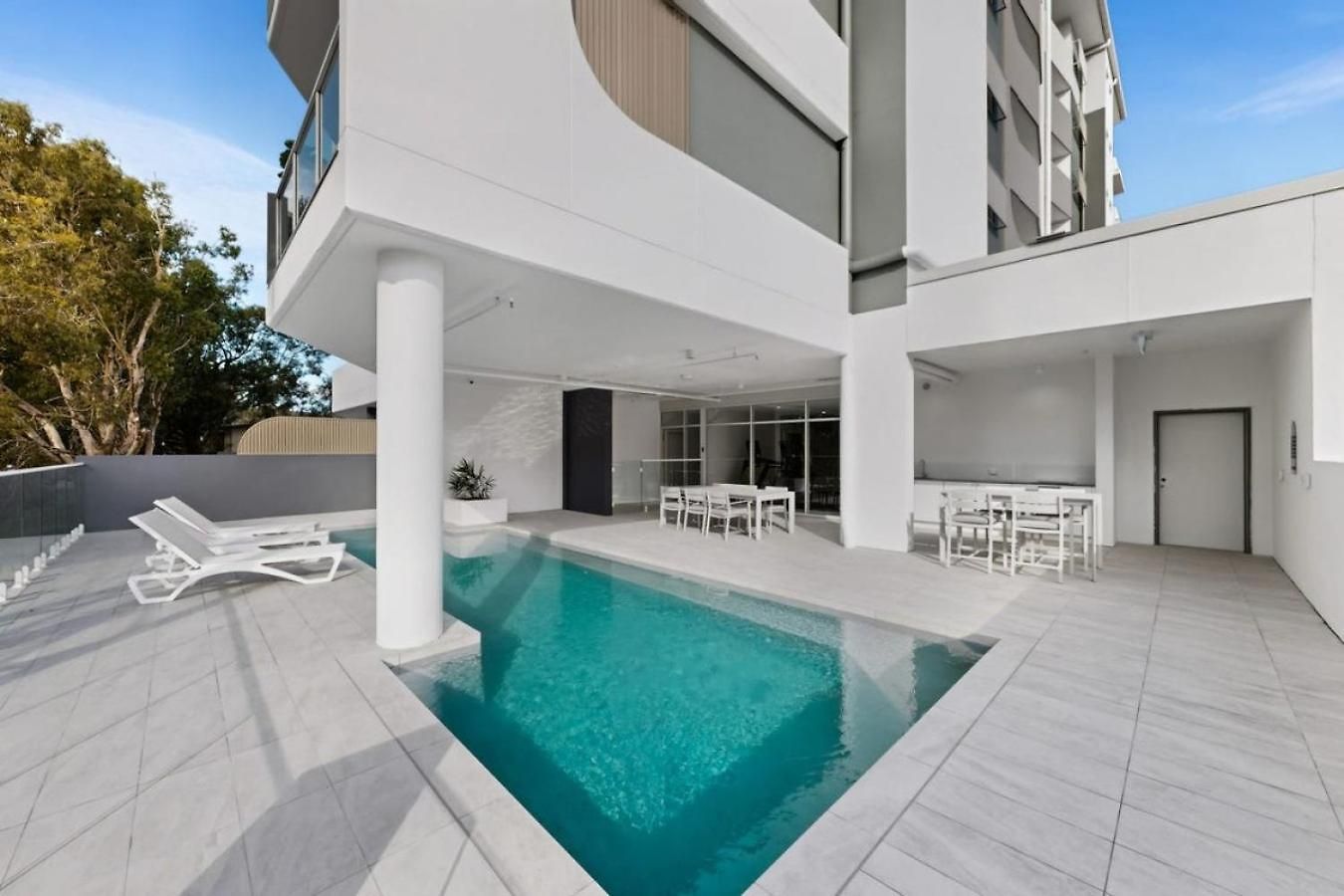 Across From Train And Bus Station Pool Gym And View Apartment *