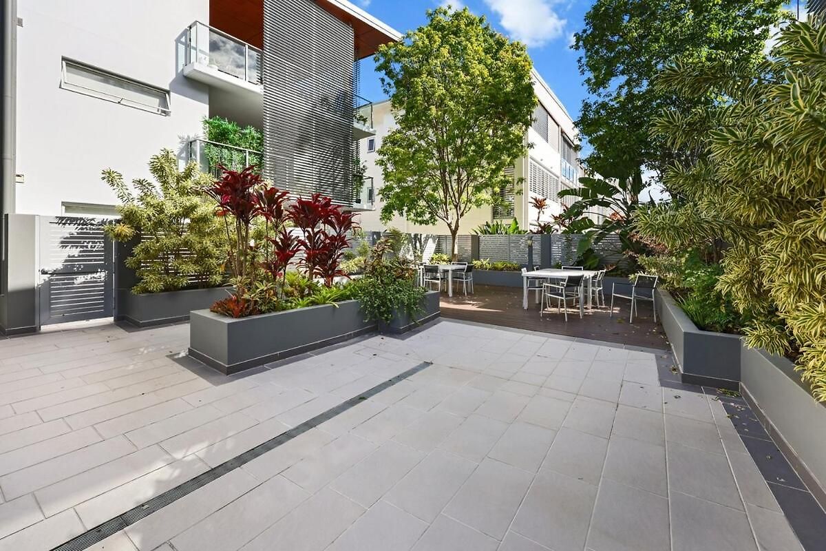 Bulimba Apartment - Ferry Access - Near Oxford St - Sleeps 8 - Baby & Work Ready Apartment *