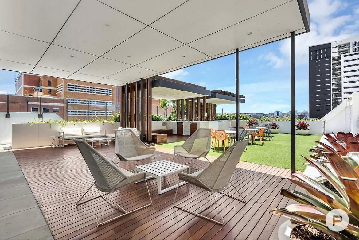 Apartment Modern Living With Secure Parking! *