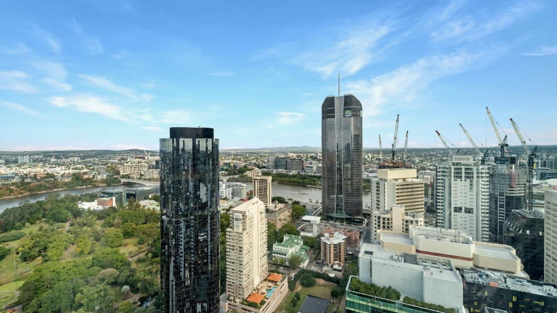 Sky Tower Luxe Retreat Pool & Gym