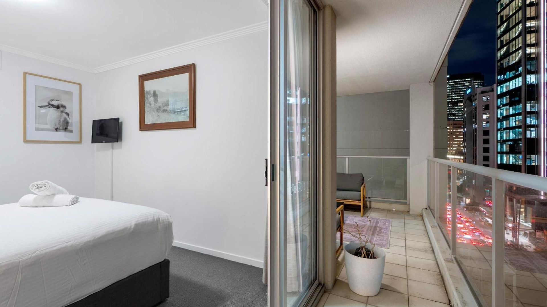 Stylish 2 Bed 2 Bath Balcony Parking Pool & Gym Brisbane