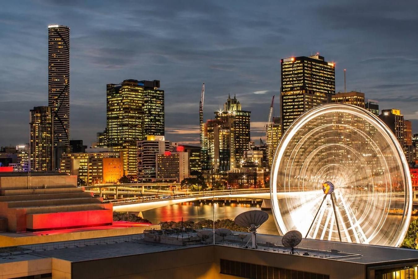 Level 22 Skyline Views With Sauna, Gym, Pool And Free Parking Apartment *